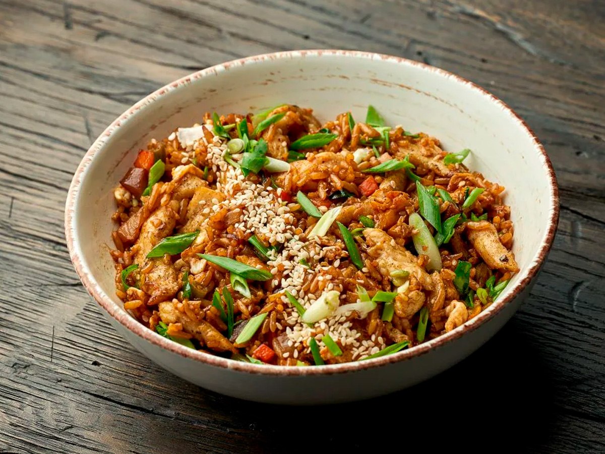 Arroz integral salteado con pollo y verduras