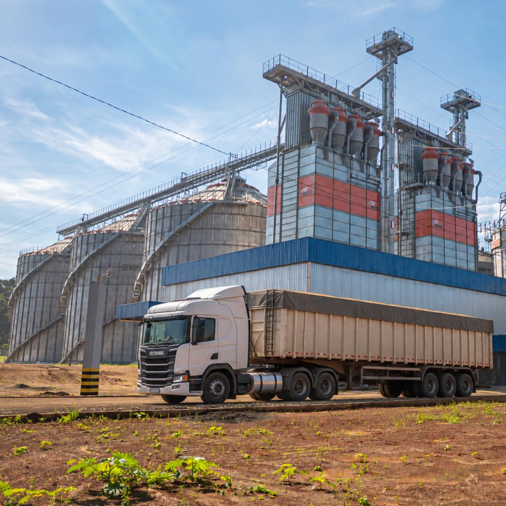 El País truck at the rice mill